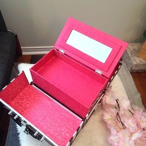 Makeup box with keys - New